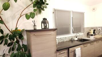 Een koelkast, een microgolfoven, een oven, een kookplaat