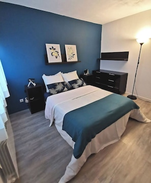 2 chambres, bureau, fer et planche à repasser, lit parapluie