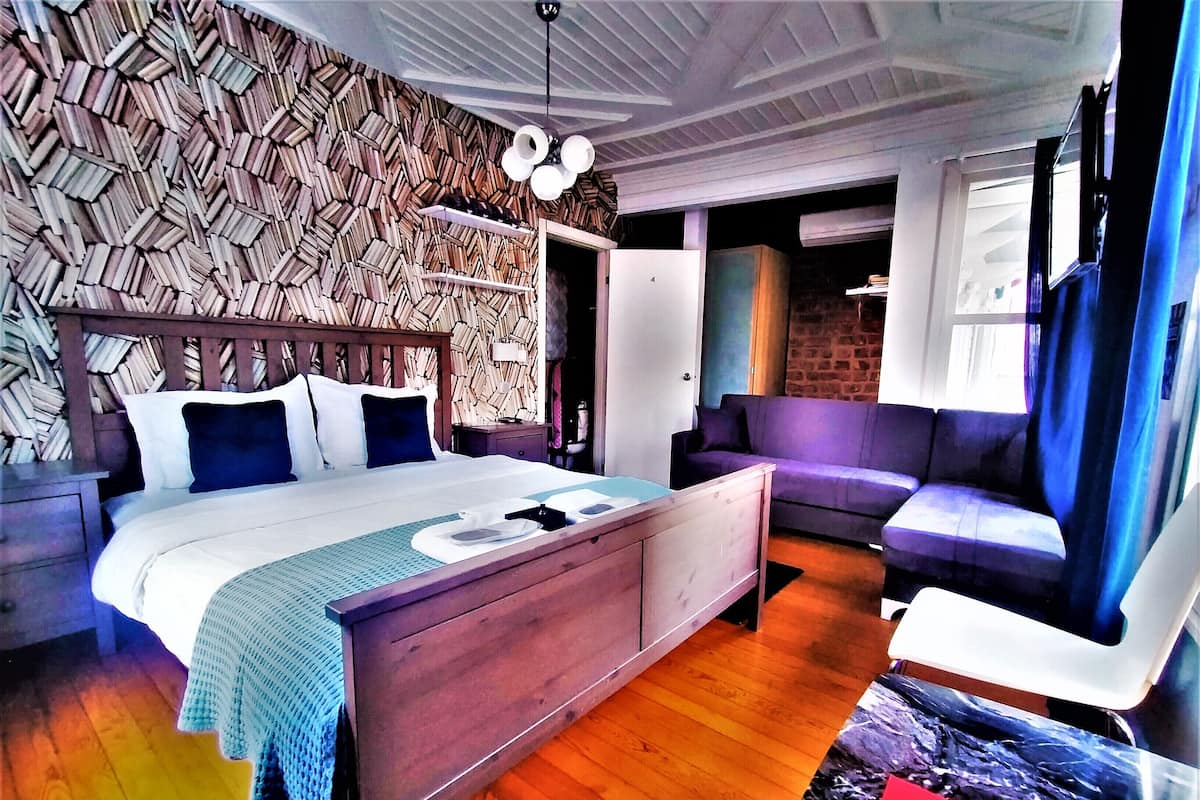Habitación triple Deluxe | Minibar, escritorio y espacio para trabajar con laptop 