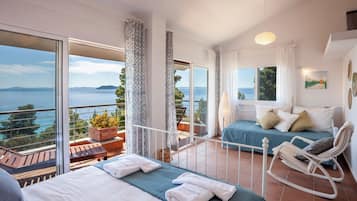 Family Duplex | Iron/ironing board, free WiFi, bed sheets