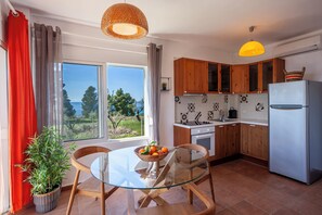 Family Duplex | Private kitchen | Full-size fridge, oven, stovetop, coffee/tea maker - Alterra Vita Homes by the Sea (Sithonia)