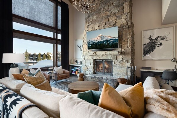 Smart TV, chimenea y estéreo 