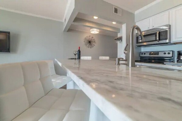 Frigorífic, microones, forn i placa de cuina 