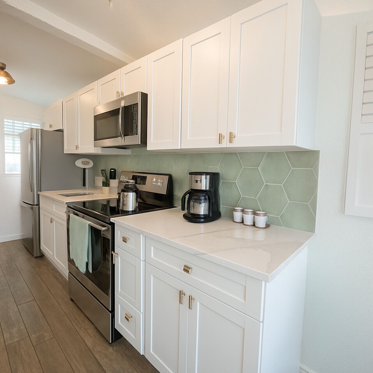 Jääkaappi, mikroaaltouuni, uuni, liesi