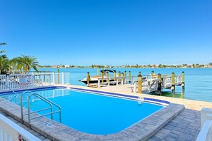 Lämmitetty uima-allas