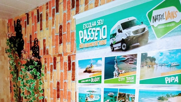 Un folleto de viajes con varios destinos y un número de contacto.