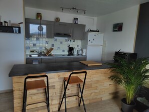 Réfrigérateur, four, plaque de cuisson, cafetière/bouilloire