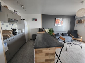 Réfrigérateur, four, plaque de cuisson, cafetière/bouilloire