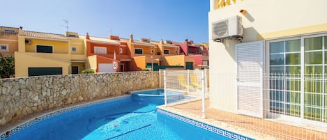 Una piscina al aire libre, una piscina climatizada