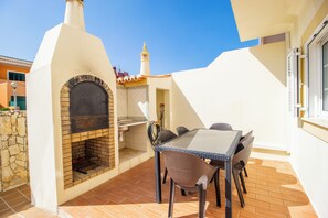 Outdoor dining - Villa Girasol with private swimming pool and jacuzzi (Lagos)