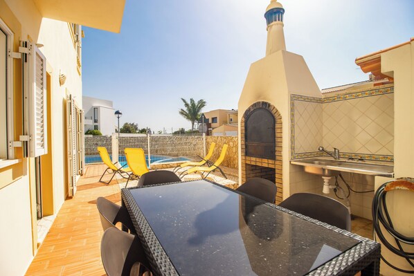 Outdoor dining - Villa Girasol with private swimming pool and jacuzzi (Lagos)