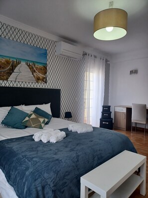 4 bedrooms, desk, iron/ironing board, travel cot - Villa Girasol with private swimming pool and jacuzzi (Lagos)