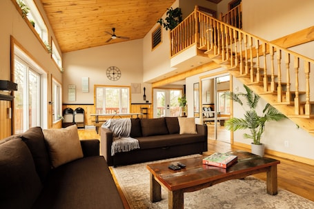 Smart TV, fireplace. Chalet De Papa (Hot Tub & Perfect Ski Cottage)