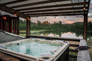 Outdoor spa tub