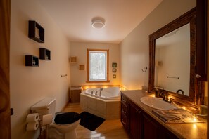 Combined shower/tub, jetted tub, towels, soap