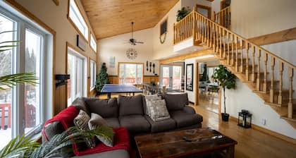 Chalet De Papa (Hot Tub & Perfect Ski Cottage)