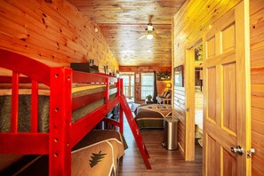 Free WiFi, bed sheets - Bigfoot Lodge Room One - Beautiful Scenery Abounds (Benton)