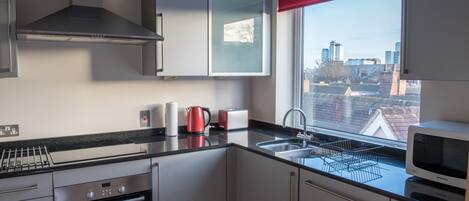 Apartamento urbano | Cozinha privada | Geladeira grande, micro-ondas, fogão, cooktop