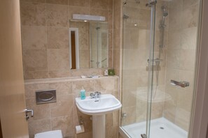 City-Apartment | Badezimmer | Duschwanne, kostenlose Toilettenartikel, Haartrockner, Handtücher