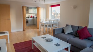 Un apartamento moderno con sala de estar, comedor y cocina.