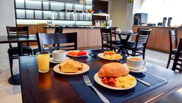 Café da manhã com buffet grátis todos os dias