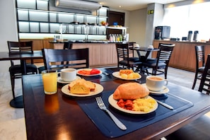 Café da manhã com buffet grátis todos os dias