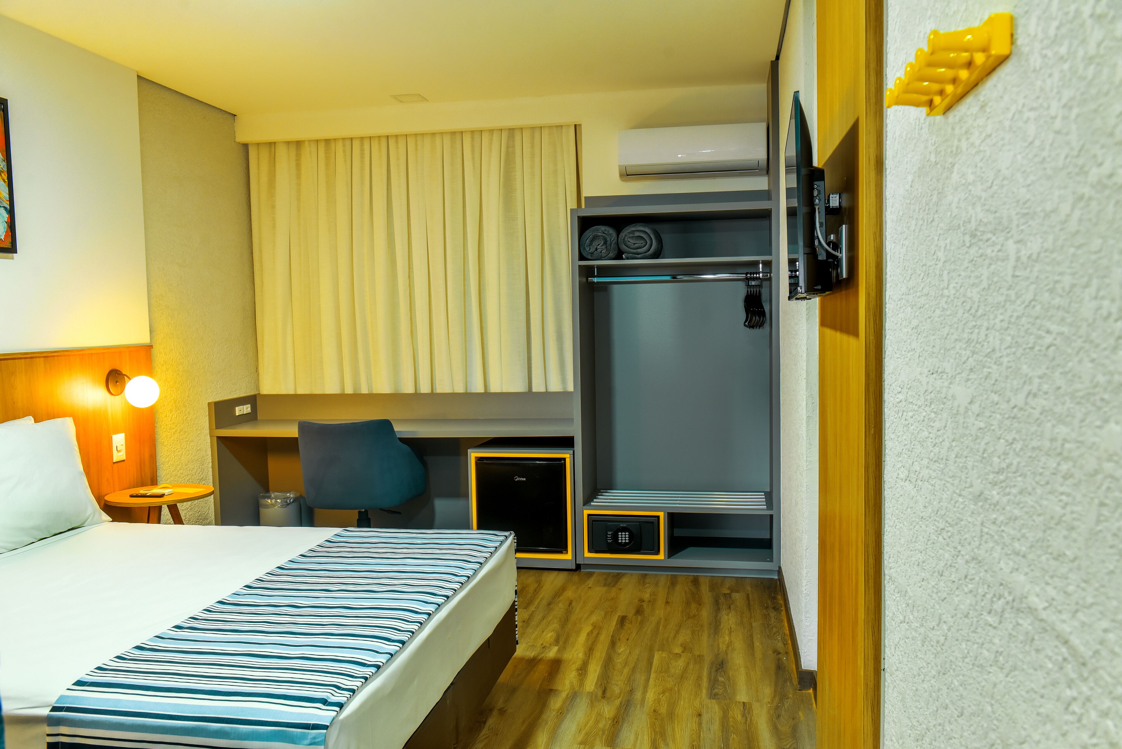room, 1 queen bed, accessible, non smoking (hearing) | minibar, in-room safe, desk, laptop workspace