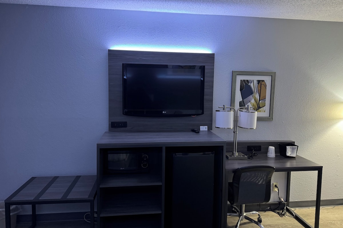 room, 1 king bed, non smoking | 1 bedroom, desk, laptop workspace, iron/ironing board