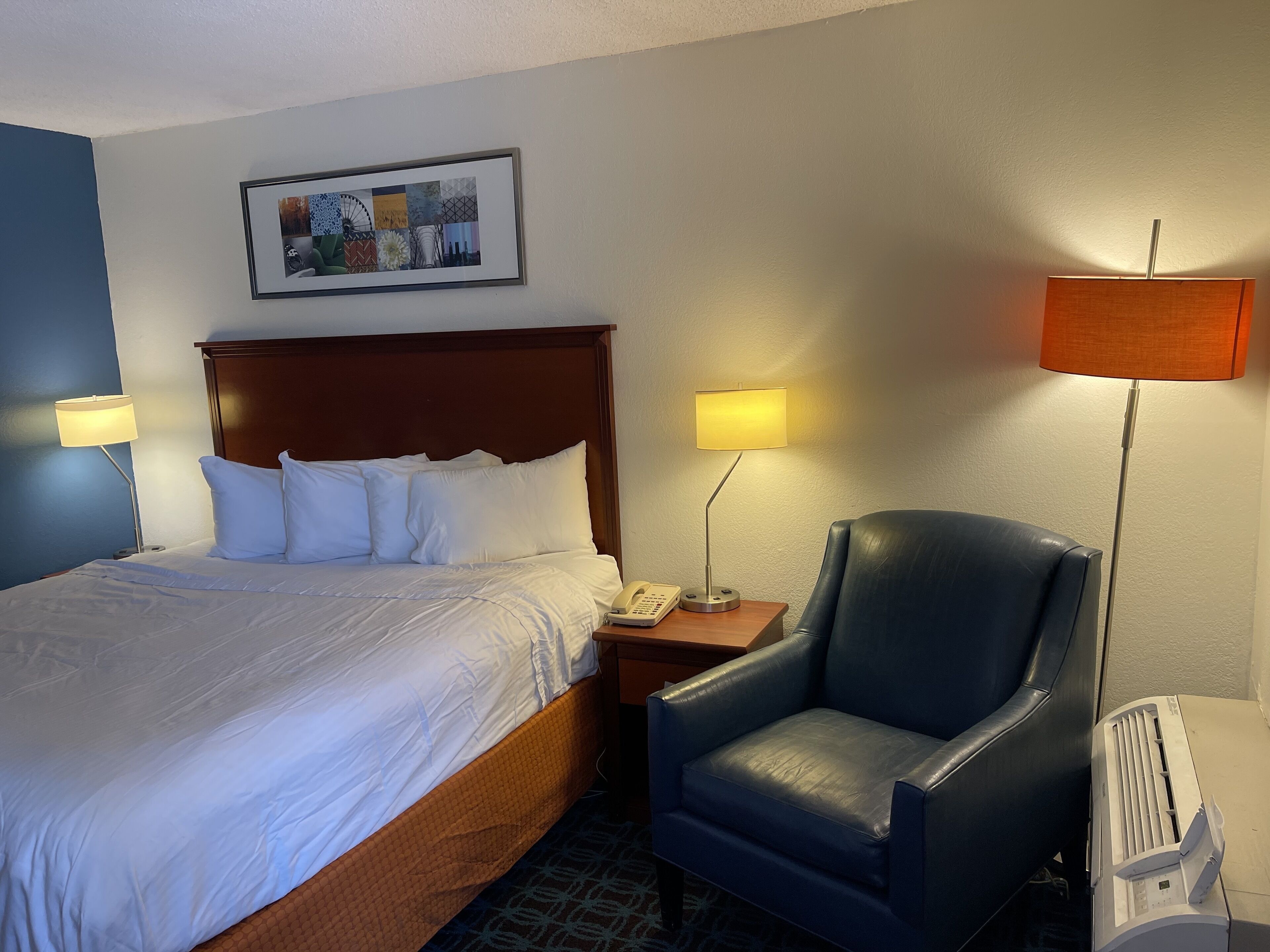 Desk, laptop workspace, iron/ironing board, free WiFi