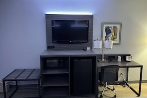 Desk, laptop workspace, iron/ironing board, free WiFi - Baymont By Wyndham Dayton North (Dayton)