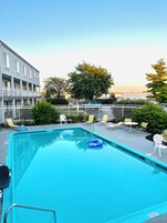 Una piscina al aire libre de temporada