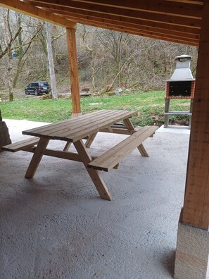 Outdoor dining - Cabaña del Río (San Roque de Riomiera)