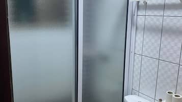 Douche, bidet, serviettes fournies, savon