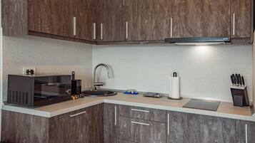 Signature Studio | Private kitchen | Fridge, microwave, oven, dishwasher