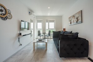 特色開放式客房 | 起居區 | 40-吋智慧型電視、有線頻道、電視、電視遊樂器