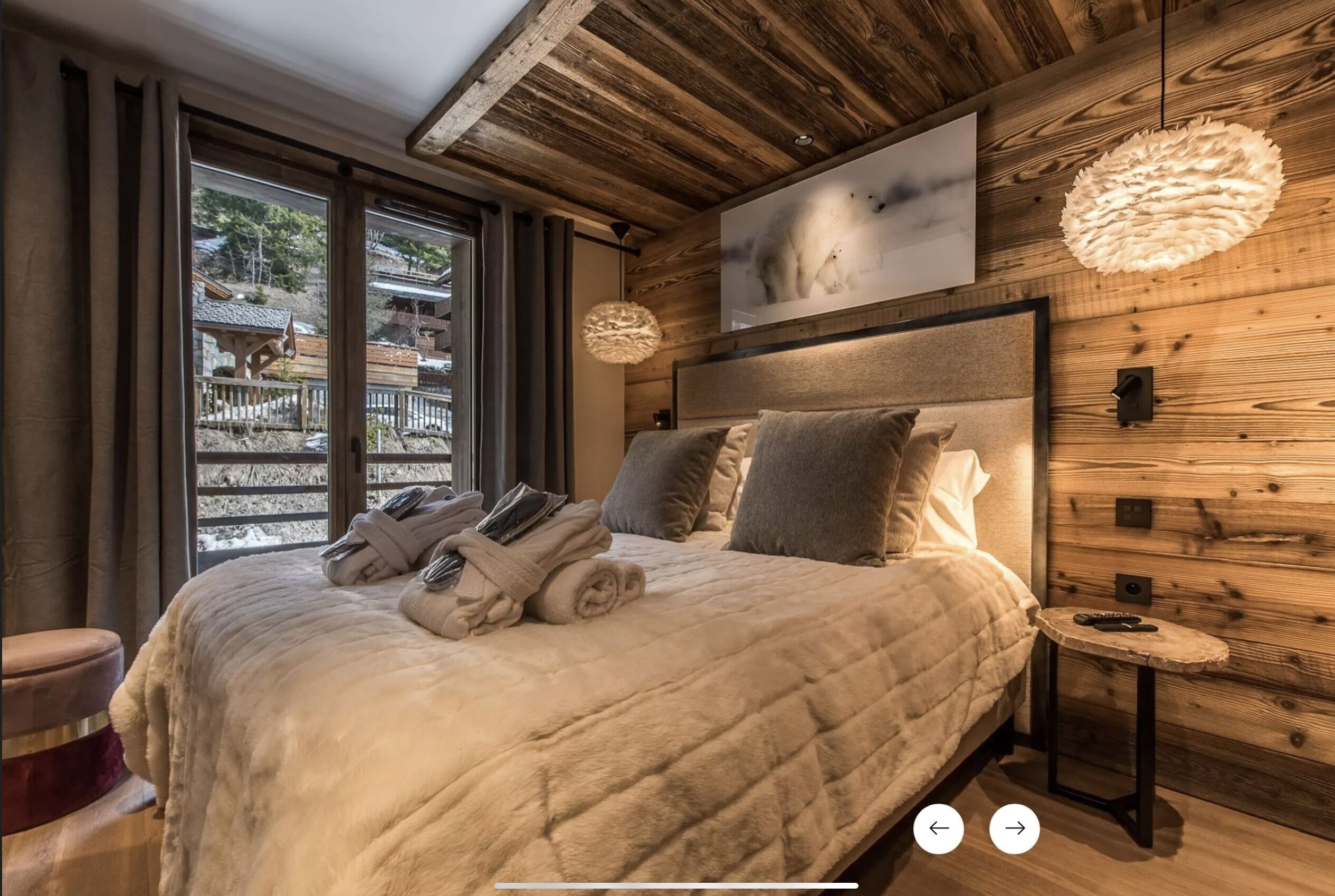 5 slaapkamers, een bureau, een strijkplank/strijkijzer, reisbedje