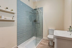 Dusche, kostenlose Toilettenartikel, Haartrockner