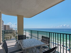 屋外ダイニングエリア