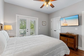 4 bedrooms, desk, iron/ironing board, free WiFi - Beach Trolley, Beautiful Neighborhood Pool, Close to Shops (Destin)