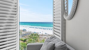 A room with a view of a beach, white blinds, and a white wall. - Gulf Front * Endless Beach Views * Private Balcony * Pool, Hot Tub, Tennis (Destin)