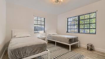 4 habitaciones, tabla de planchar con plancha y cuna de viaje