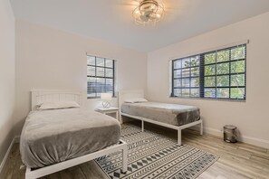 4 bedrooms, iron/ironing board, travel cot, free WiFi - 🌴🐠🍹Tropical Beachside Pool House!  Live your best life! (Pompano Beach)