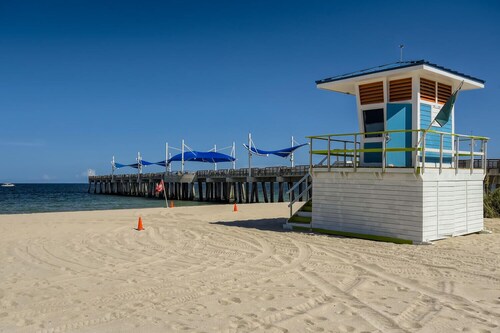 🌴🐠🍹Tropical Beachside Pool House!  Live your best life!
