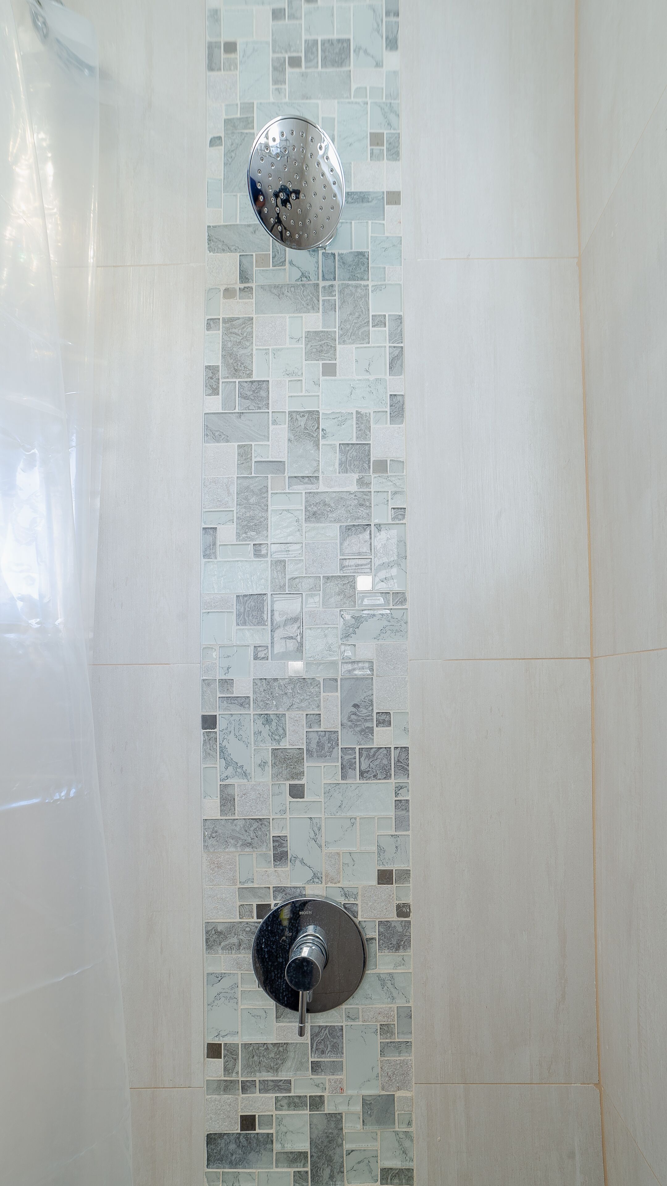 Ducha, secador de pelo, toallas y champú