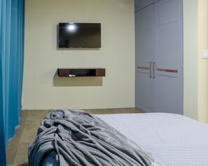 1 Schlafzimmer, Zimmersafe, Schreibtisch, Bügeleisen/Bügelbrett