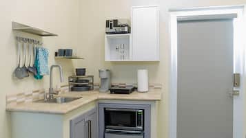 Køleskab, mikrobølgeovn, kogeplade, kaffe-/temaskine