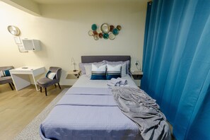 1 bedroom, in-room safe, desk, iron/ironing board - Modern Smart Suite w/ free fast WIFI & 5 min beach access (George Hill)