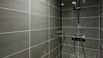 Douche, sĂšche-cheveux, serviettes fournies