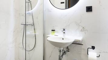 Habitación estándar con 2 camas individuales, 2 camas individuales, baño privado | Baño | Ducha y cabezal de ducha con hidromasaje