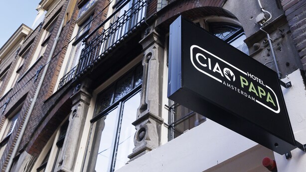 Une enseigne d’hôtel avec les inscriptions « CIA HOTEL » et « PAPA » sur la façade d’un immeuble.